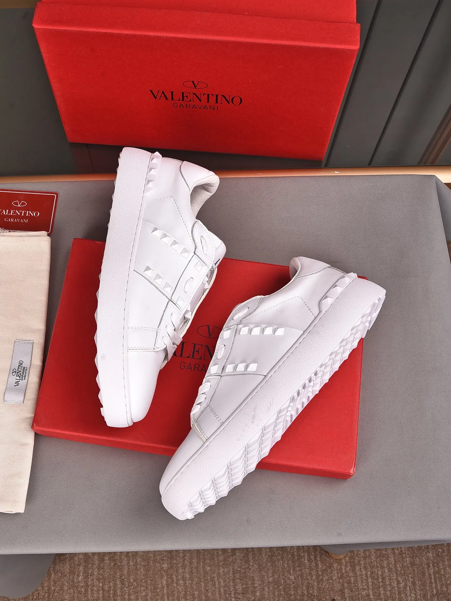 Men's shoes 440💰 (men and women couples) Valentino classic color matching series casual shoes. Made with heavy craftsmanship, good products pay attention to every detail. A must-have trendy item that can be worn all year round, it has been worn by many celebrities and Internet celebrities~~Imported cowhide surface, unique design concept, sheepskin lining, counter quality. Women’s clothing 35-40. Men’s clothing 39-44, 45-46 (returns and exchanges are not supported for custom-made items)